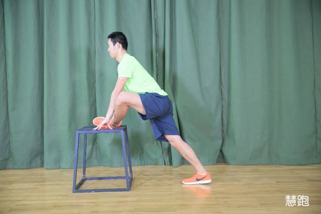 小臂拉伸细节,跳绳热身拉伸动作细节