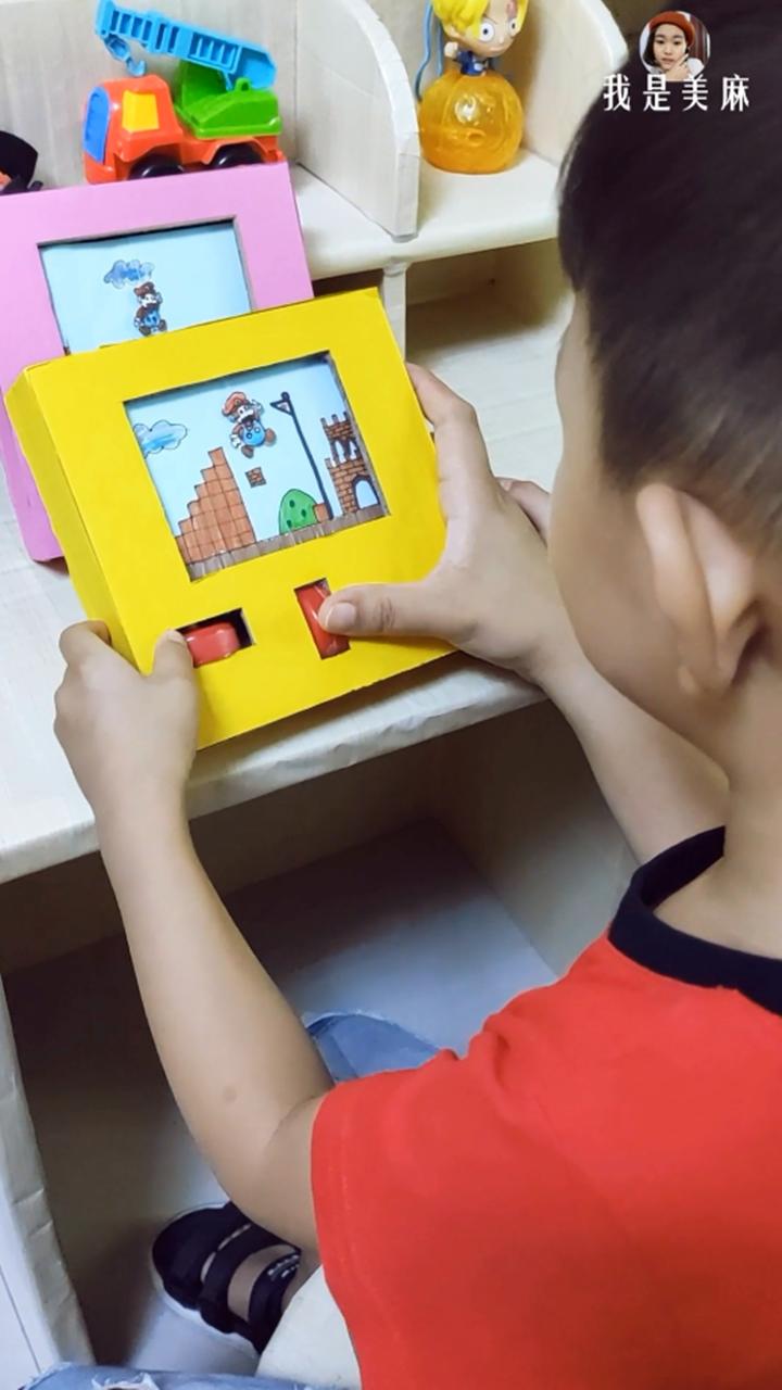 一个快递盒做了一个玩具,一个纸箱做一个游戏机