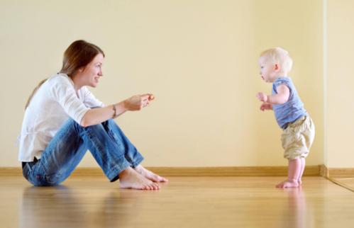 宝宝不愿意抱奶奶怎么办,宝宝不愿意学走路老要抱