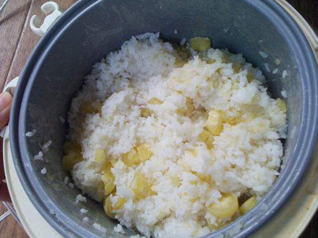 夏天放了一晚的饭酸了还能吃吗,饭酸了热一下还能吃吗