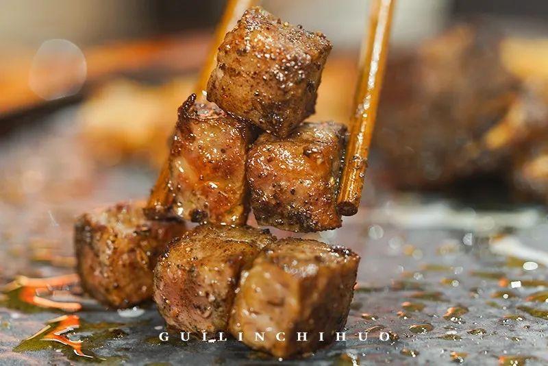 被安利了3年的长沙网红烤肉店，这回在桂林终于吃上了