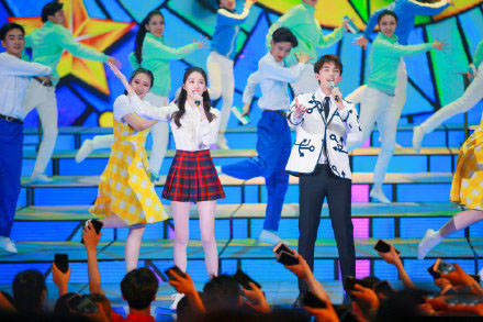 关晓彤白裙子腿长,关晓彤腿又长又直气质不输超模