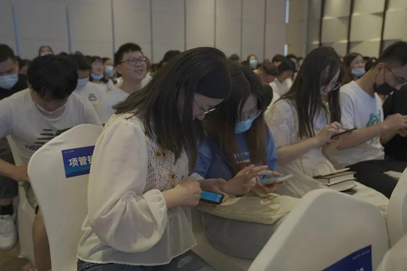 砥砺奋进二十载继往开来谱新篇,砥砺20载谱写新华章