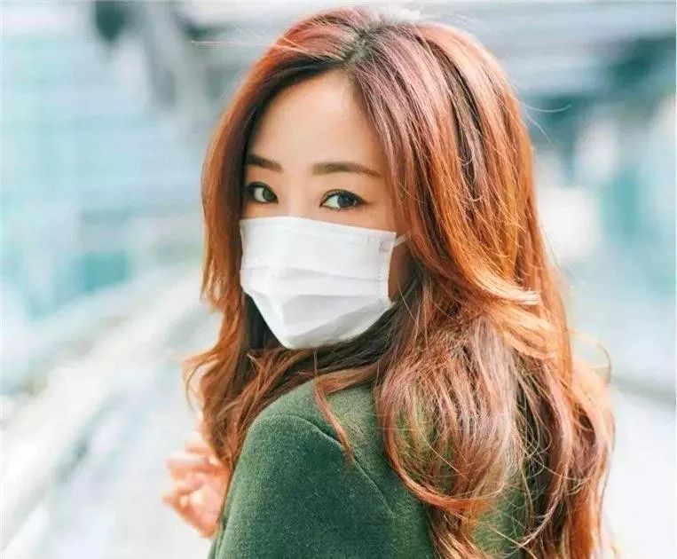 华亦俏朱红博士说：长期戴口罩形成口罩脸不用慌！