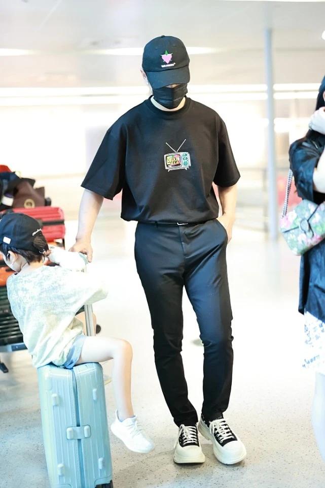 黄晓明带儿子现身机场同款,黄晓明极限挑战厚底鞋