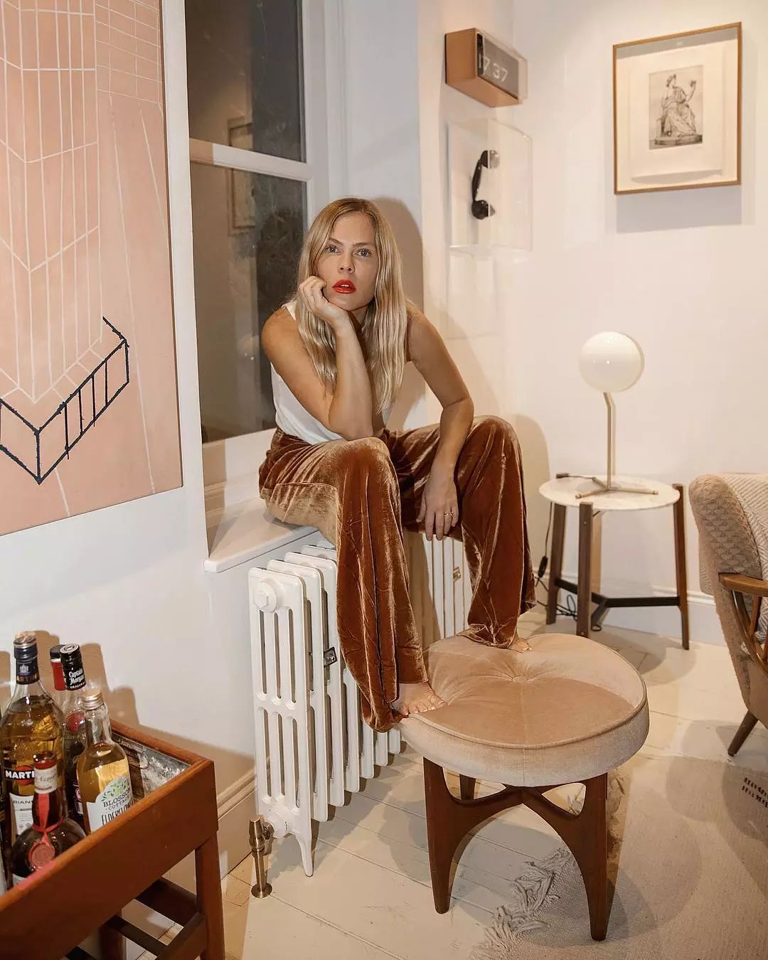 丝绒打底秋冬高级感 (今年秋冬丝绒要火高级又显气质)