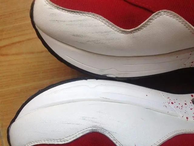 白鞋特别脏怎样才能洗白,白鞋脏了怎么快速变白不用牙膏