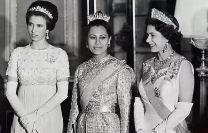 泰国王后诗丽吉珠宝,泰国九世王后诗丽吉