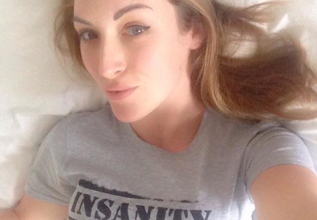 英国女模称男性精华可抗病毒，号召民众食用，自己已有3年经验