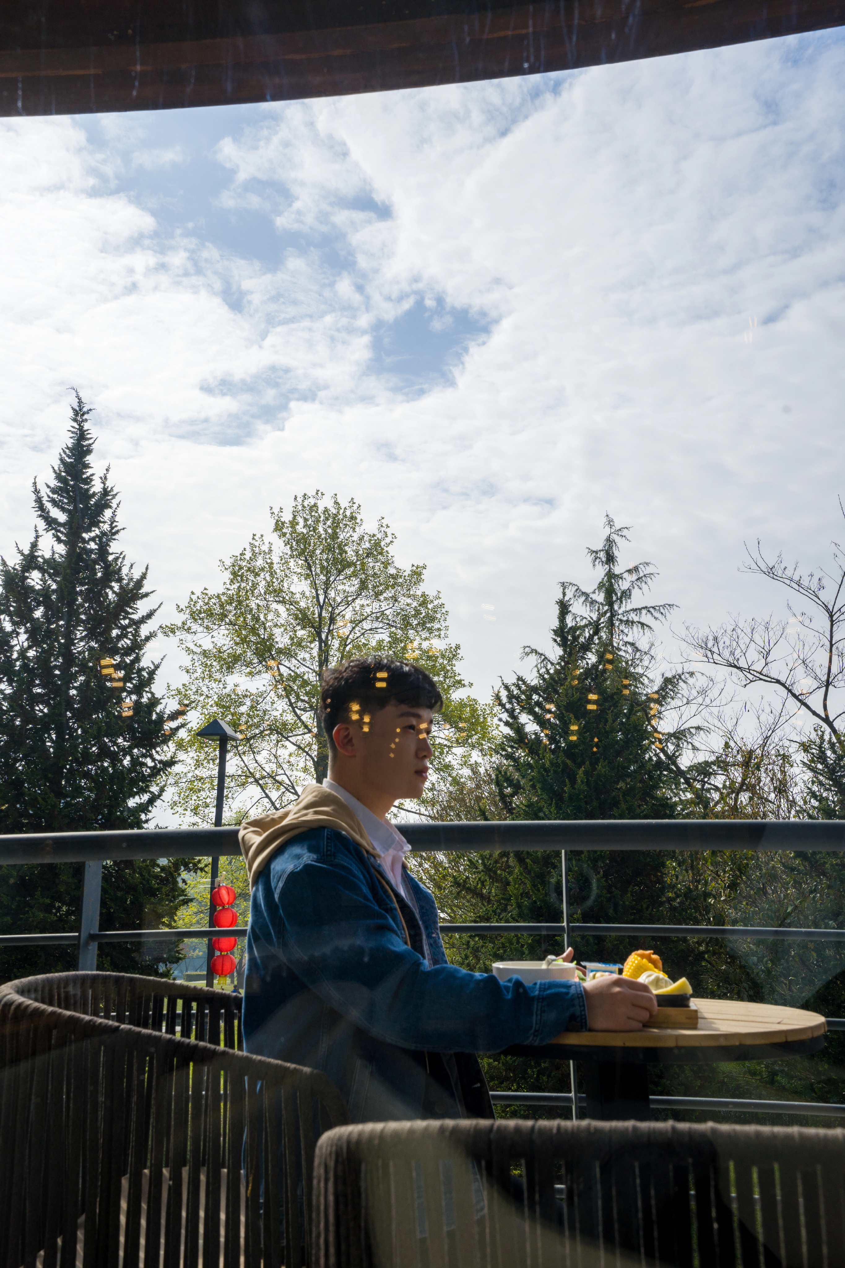 商量岗内的这家酒店,四季气候适宜居住,住客宛若身处桃花源