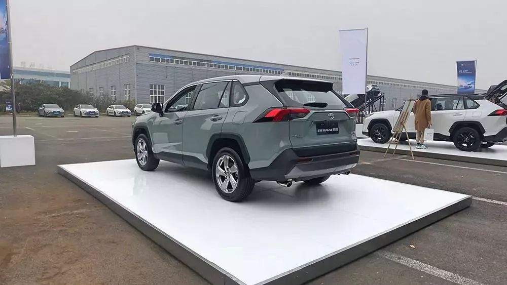 场地越野体验,新rav42.0四驱爬坡