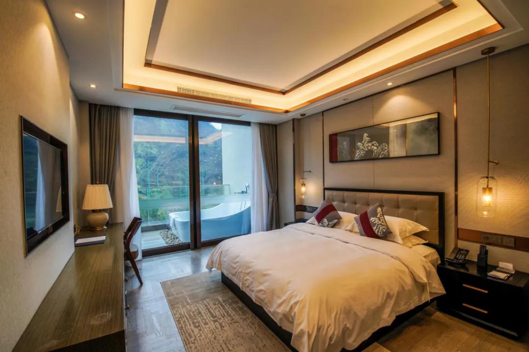 露天温泉小院精品,一房一厅庭院私家温泉