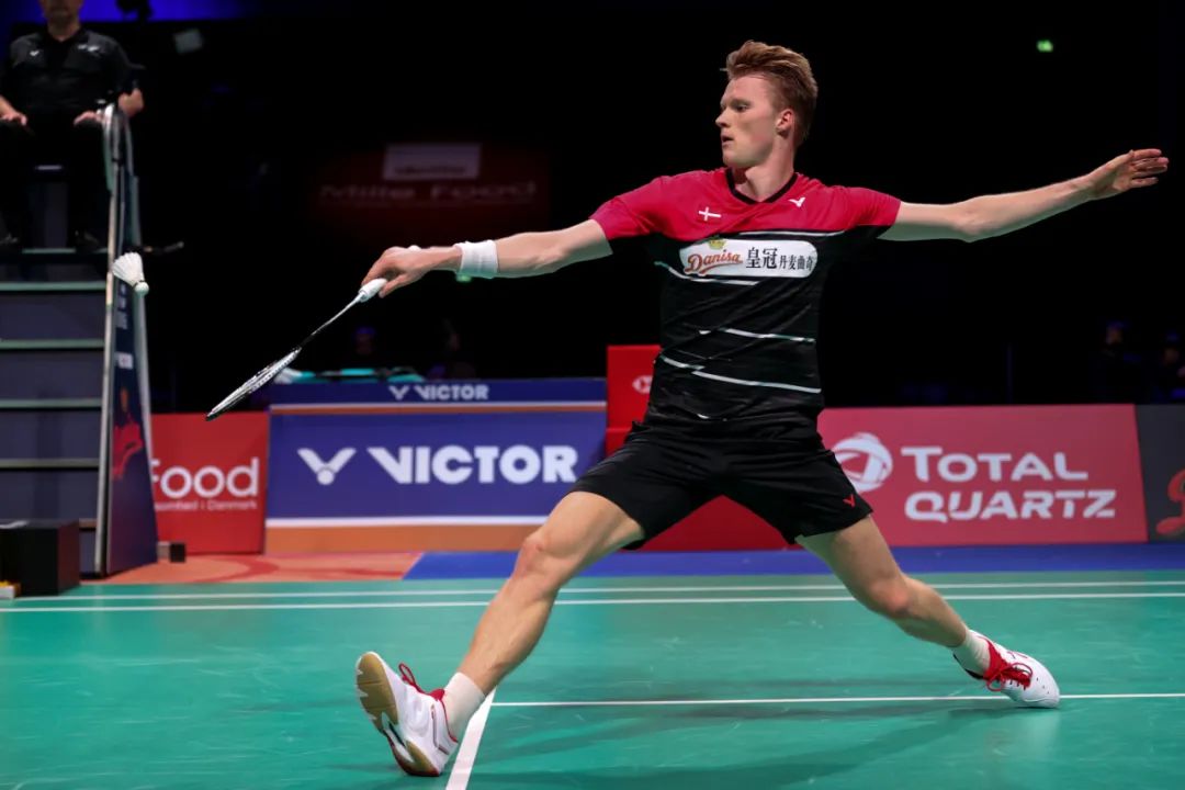 球鞋鞋底变黄是怎么回事,麦昆透明鞋底变黄怎么办