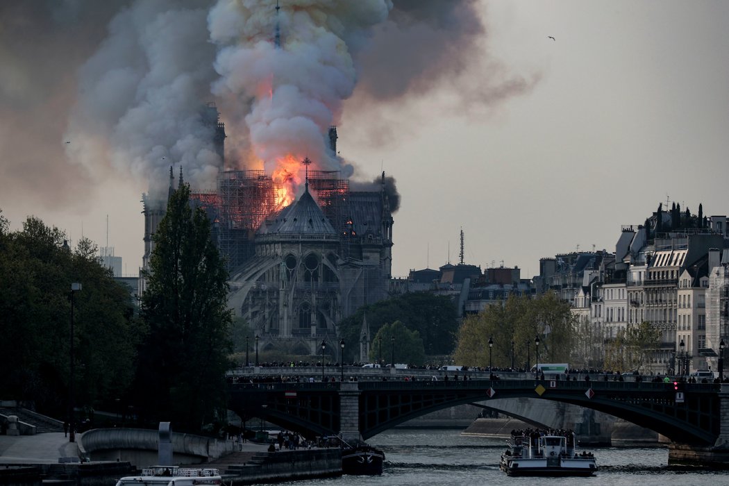 巴黎圣母院大火历史角度,巴黎圣母院大火后的记忆