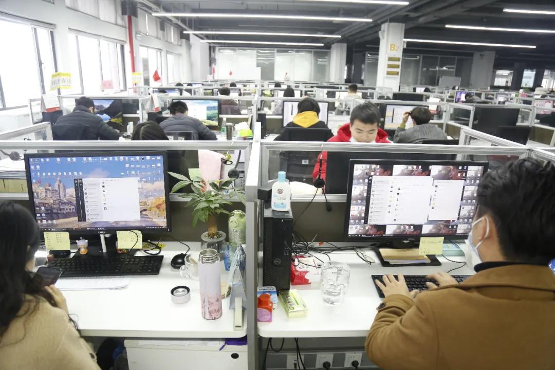 「我爱你，纳杰」“您的满意，我的追求！”