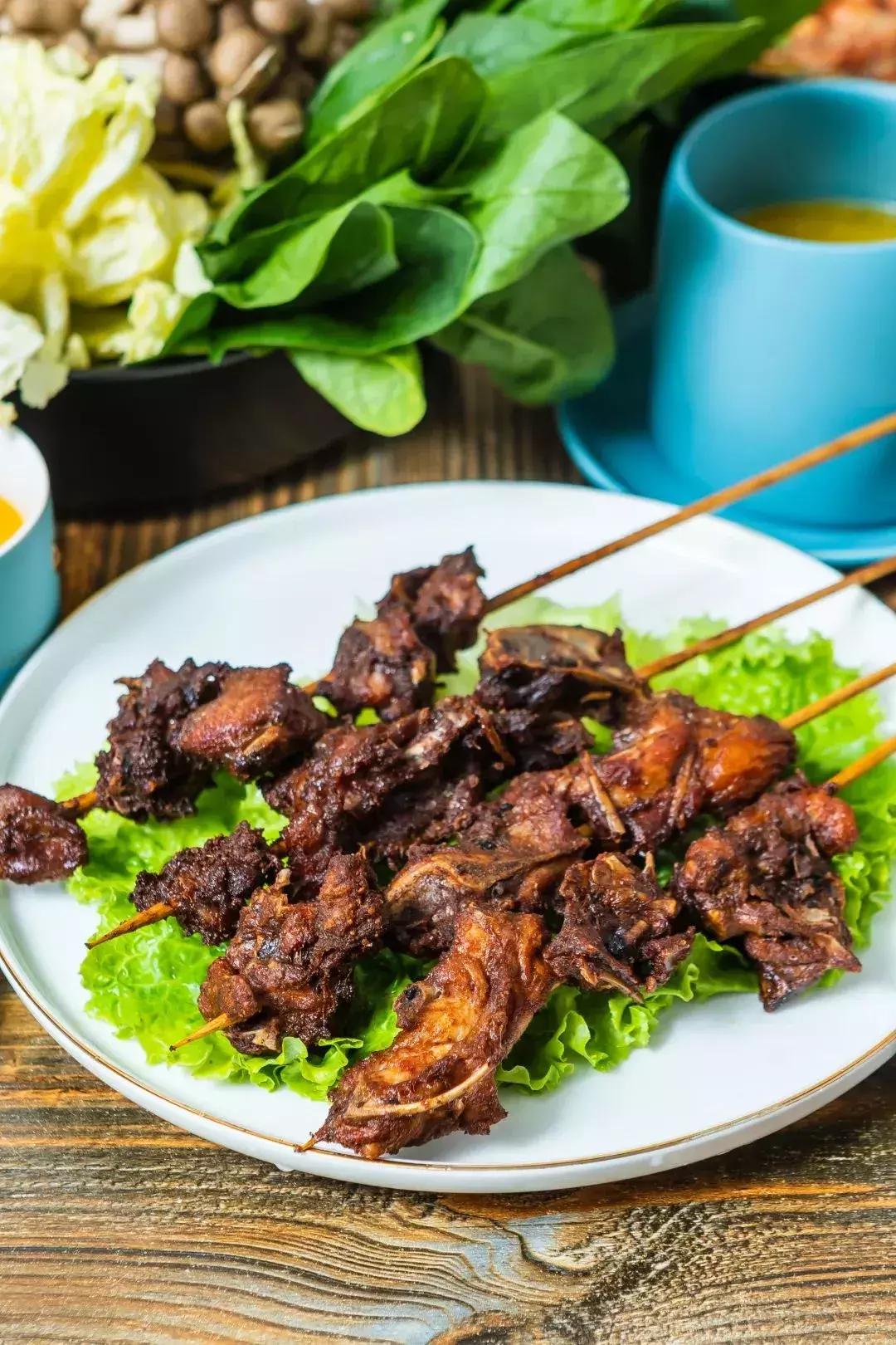 北京卖麻辣拌一年赚多少钱,走红的东北大姐摆摊麻辣烫