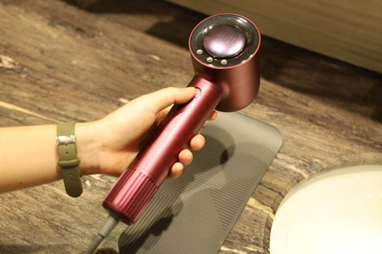 女士头发吹风怎么吹,头发吹蓬松技巧细软理发店