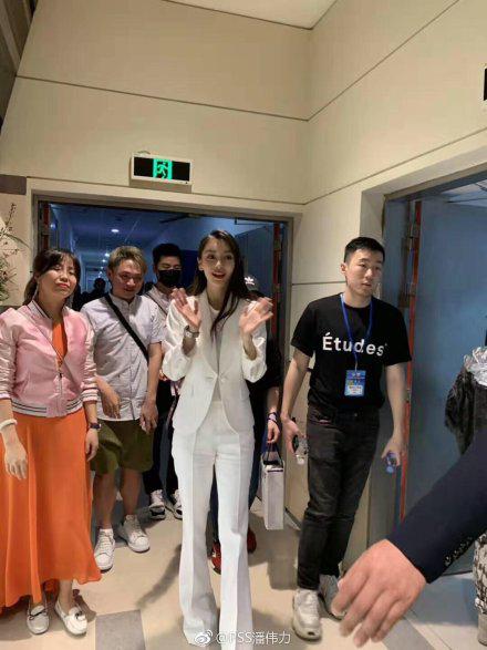 美艳绝伦!Angelbaby现身中超开幕式,白衣胜雪合体李毅|图