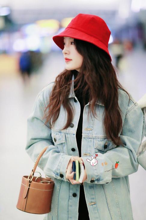 李沁小红帽,李沁近日机场穿搭