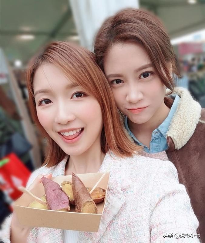 小超人的千亿女友圣诞怎么过，抱着猫咪做直播，买包才用119元