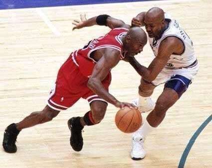 乔丹关键时刻罚球遭穆大叔挑衅,穆大叔菜鸟时期让乔丹闭眼罚球