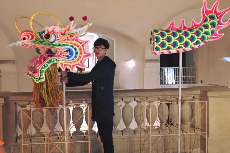 中国人烧给死人的纸扎，被法国博物馆收藏，老外：中国人太浪漫了