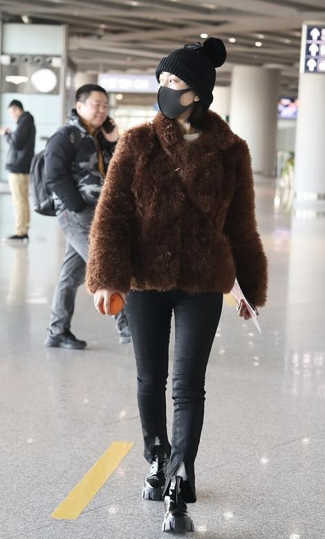 今年流行羊羔绒外套温暖又时髦,今年流行的羊羔外套