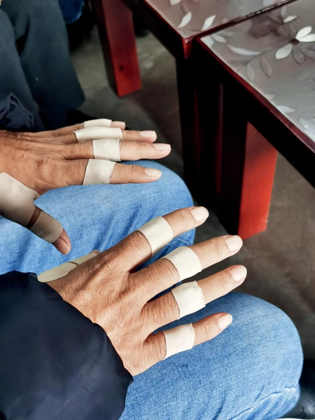 靠唱红歌、苦学，她让1800多名穷女孩考上大学，张桂梅的神话能复制吗？