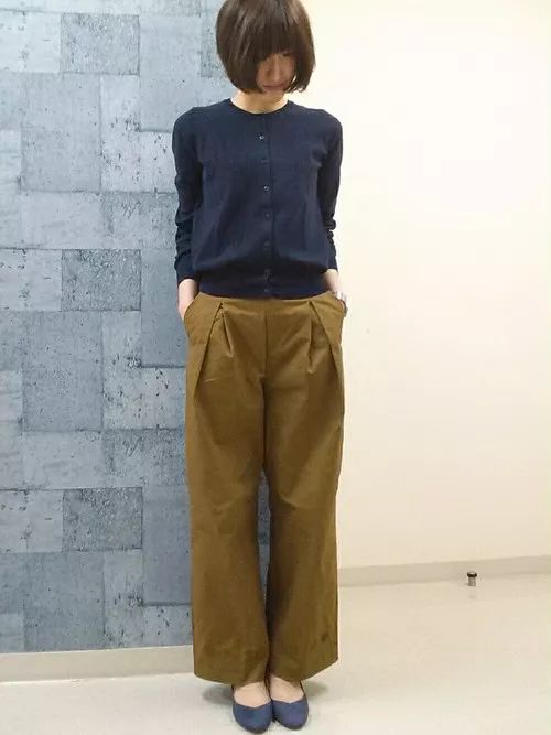 GU的衣服,藏青色u型显瘦上衣