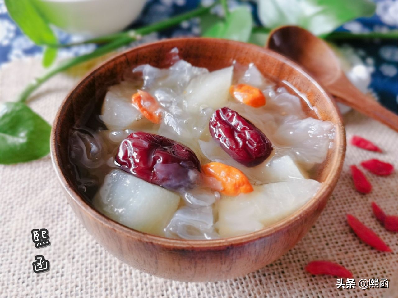 银耳和雪梨一起下锅能不能熬出胶,鲜银耳炖雪梨正确做法