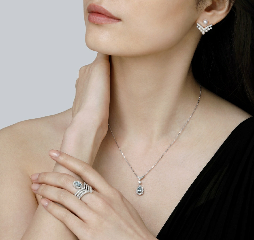 买钻戒买周大福好还是卡地亚好,钻石5万左右选什么品牌的钻戒