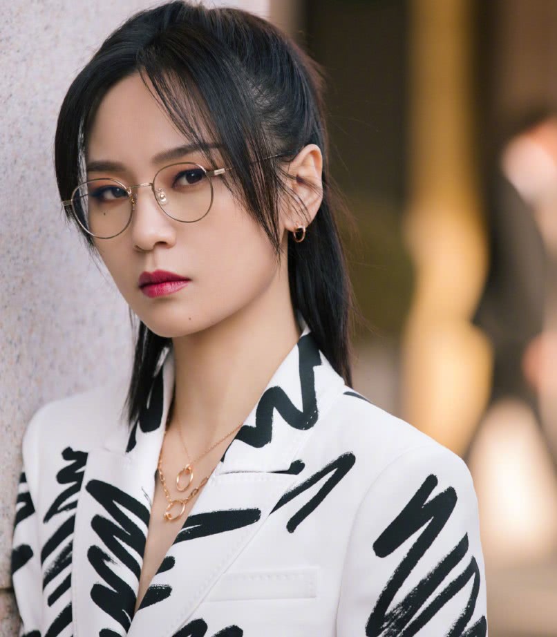 周笔畅刚睡醒素颜,周笔畅穿白色裤子片段