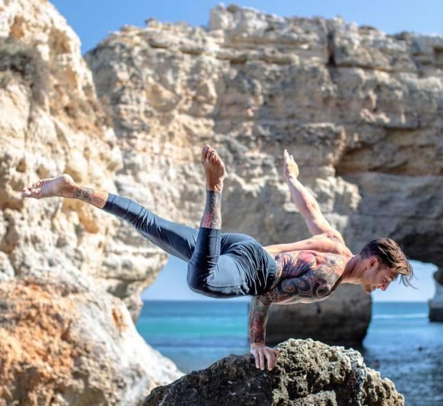 男士瑜伽展示力量,男士练瑜伽帅呆了