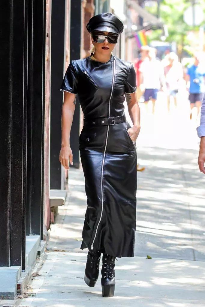 ladygaga承认自己是个平凡人,ladygaga一个明星的诞生发布会