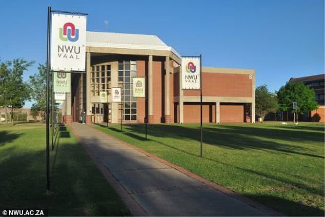 南非一学生上学忘带书包,南非直升机送书包