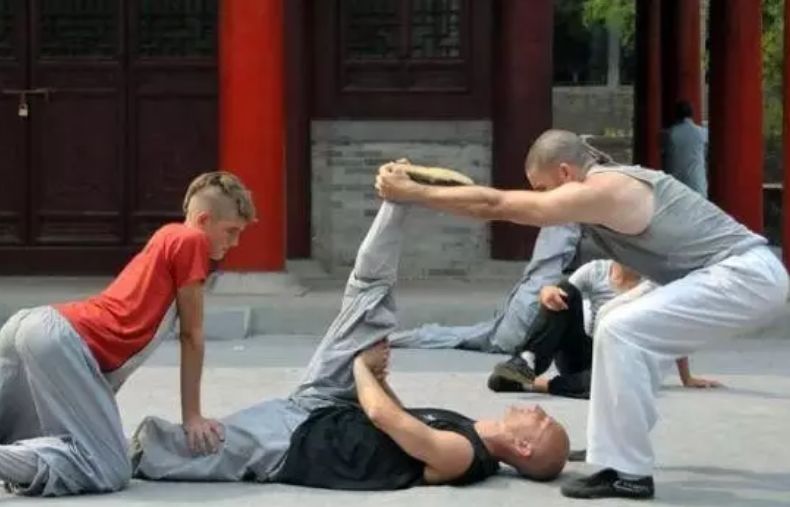 中国地摊经济带动了世界,中国地摊鞋成了国际大牌