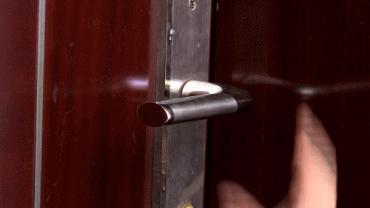 冬天手上静电怎么消除经常被电到,冬天身上静电特别多怎么消除静电