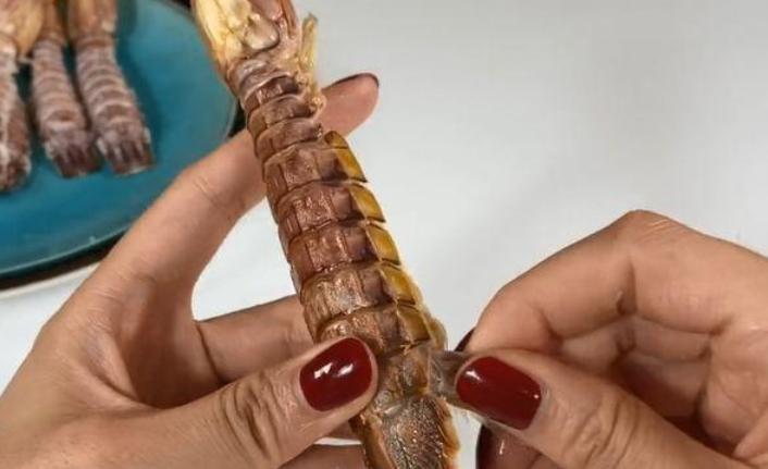 皮皮虾剥壳小技巧图解,快速剥皮皮虾壳