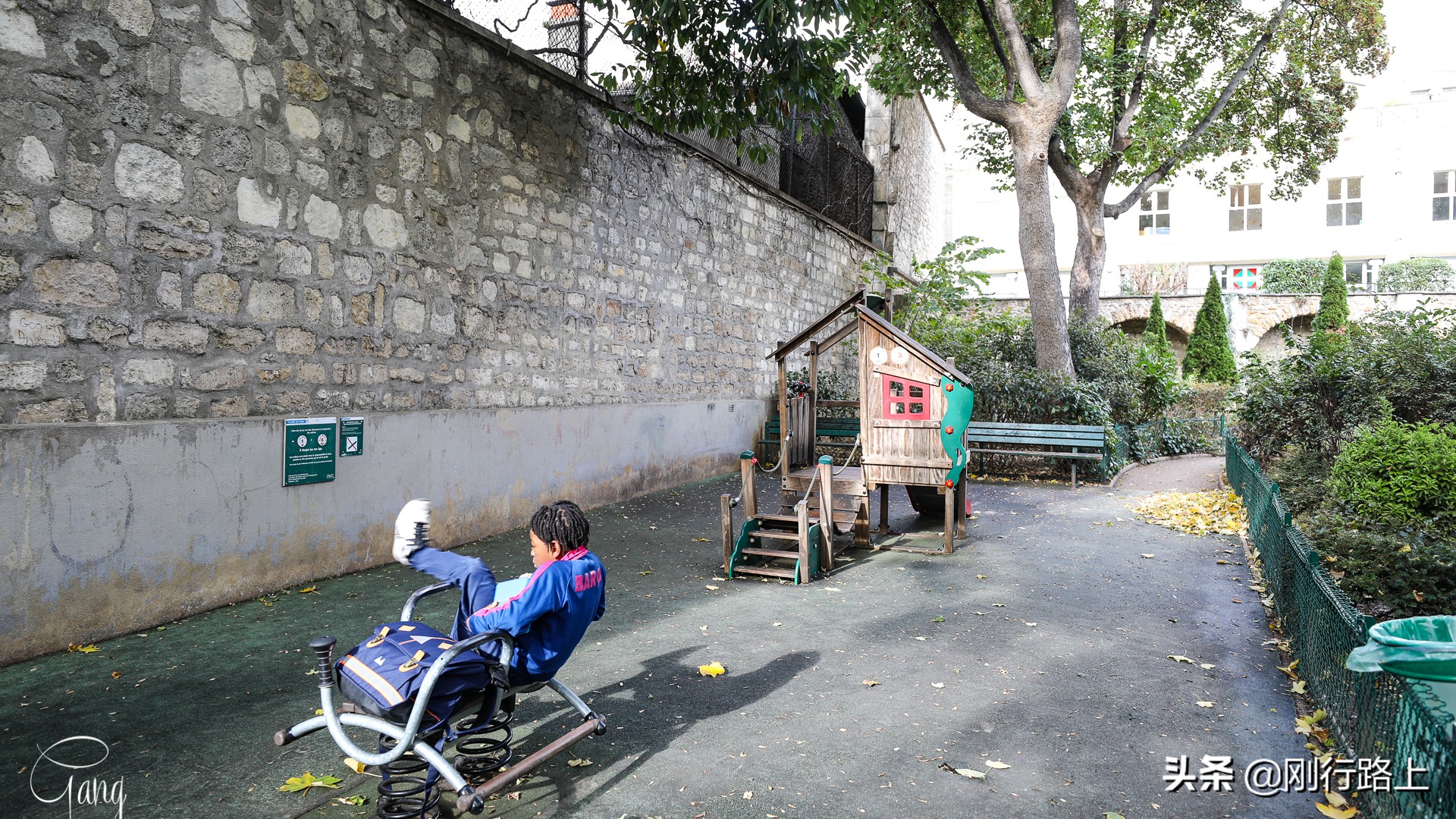 用全世界的语言说爱你的巴黎爱墙，你可曾向最爱的她表白过