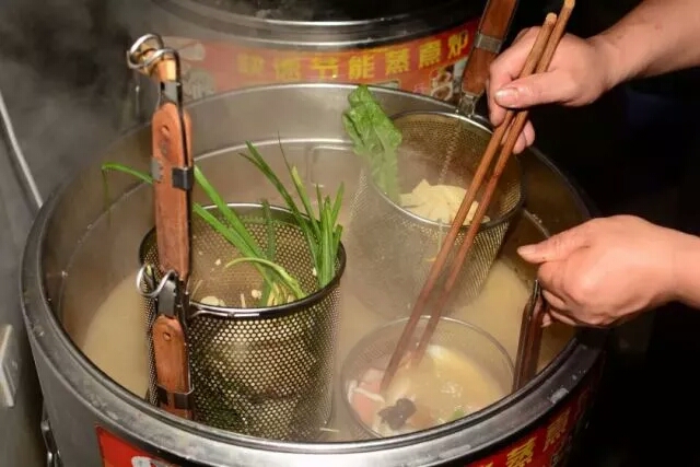 龙门阵牛油冒菜,成都市井小吃冒菜