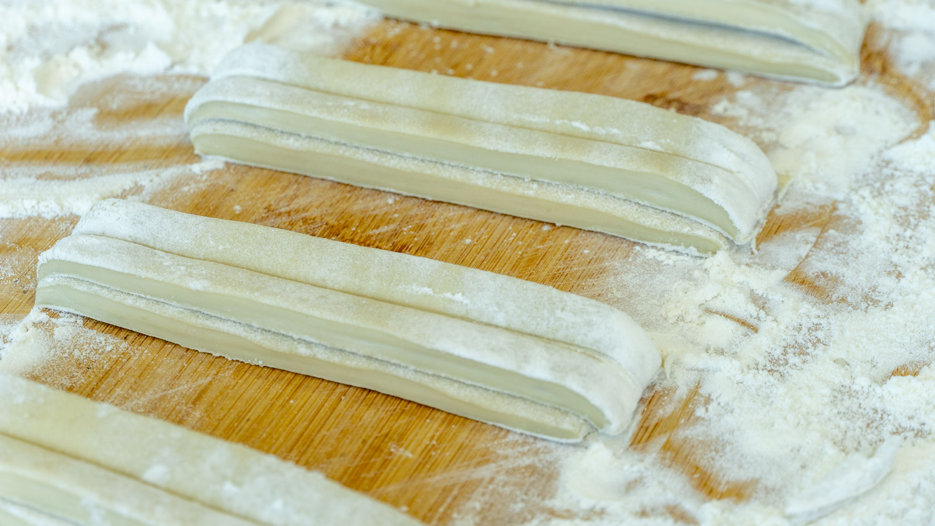 蓬松酥脆油条的家常做法,在家做油条香酥可口健康营养