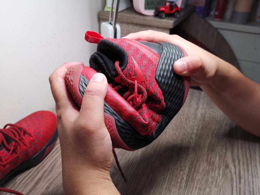 一分钱一分货,便宜也掩盖不了缺陷。匹克闪电路威战靴实战评测。