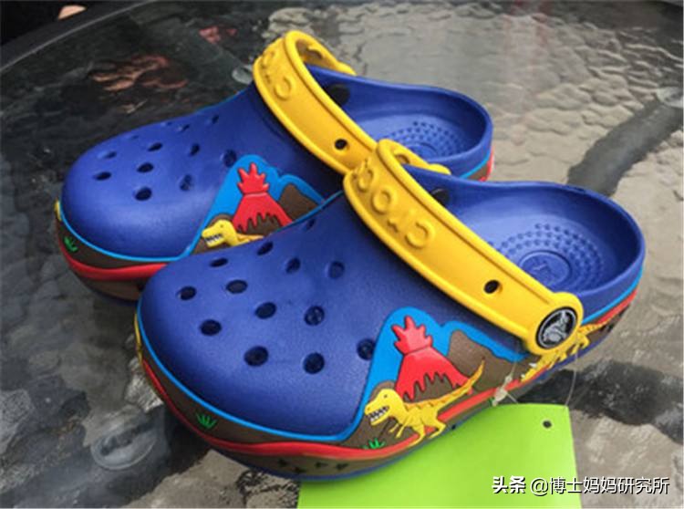 这两种鞋最伤宝宝脚,哪种鞋子对小孩不好