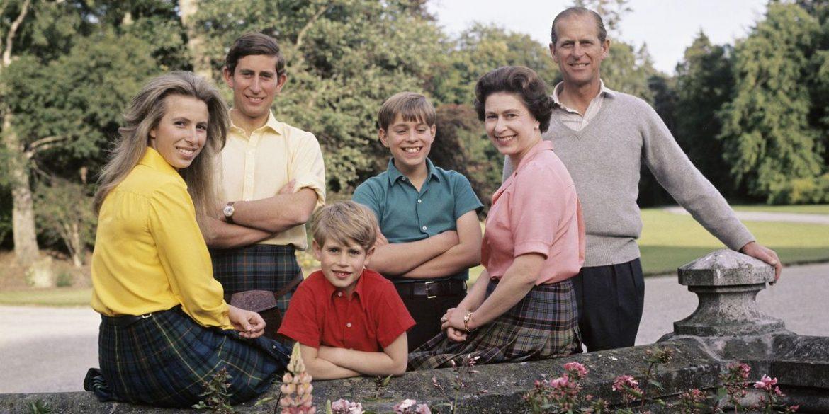 英女王下令封杀50年!王室私生活*片禁**遭泄露,百万人在线吃瓜