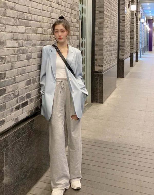 灰色裤子配什么上衣比较有气质,灰色裤子搭配啥颜色的上衣好看