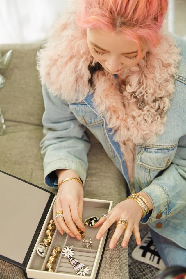 打开韩国潮模IreneKim的衣橱，原来她有这些Chanel的特别款