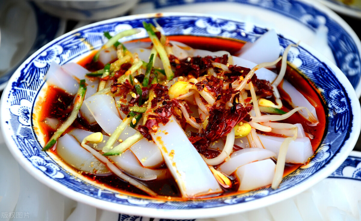 农村大叔摆摊生意火爆,开个凉粉店一年赚多少钱