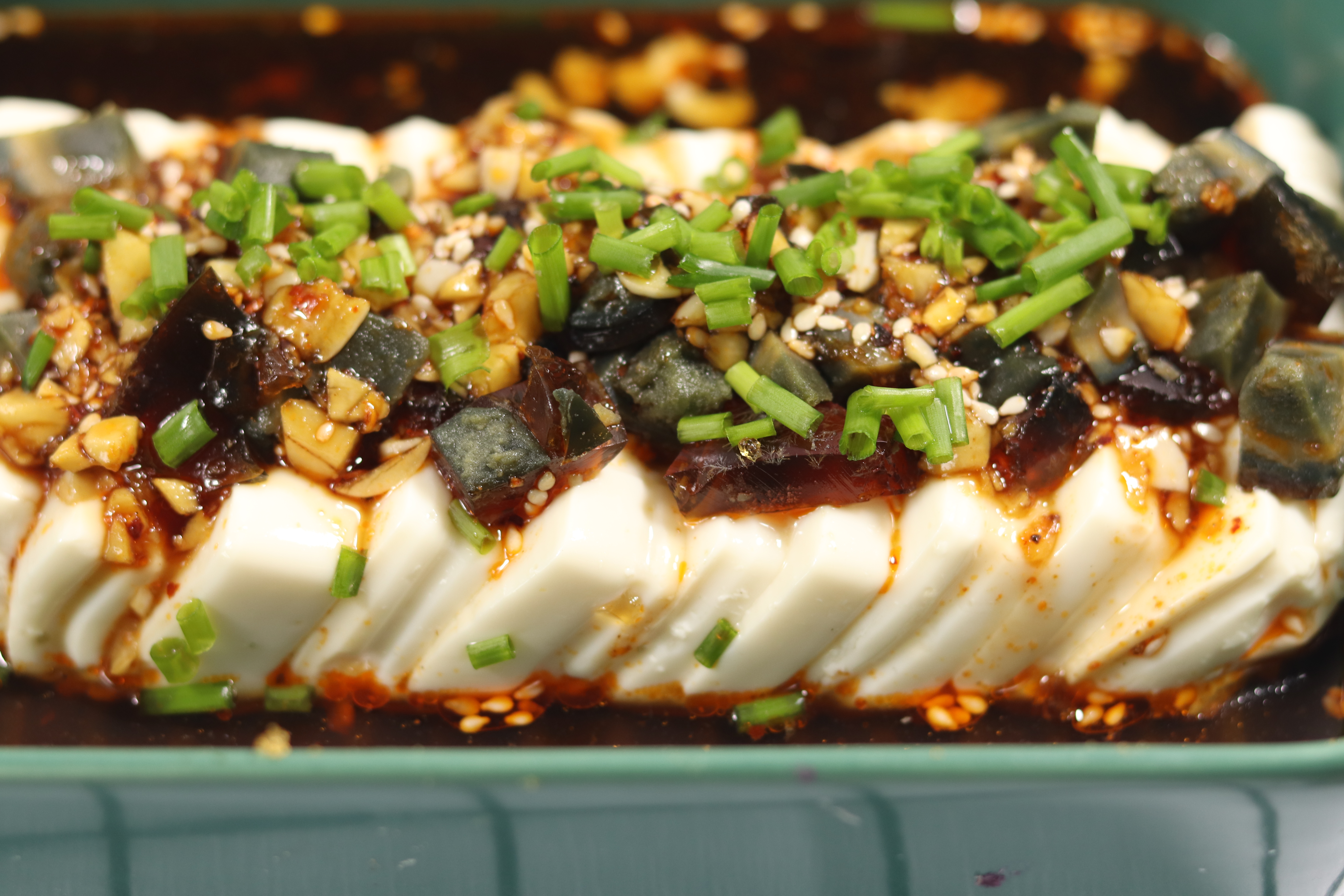 切皮蛋总粘刀,拌豆腐又出水?记住一招,教你做出完美皮蛋豆腐