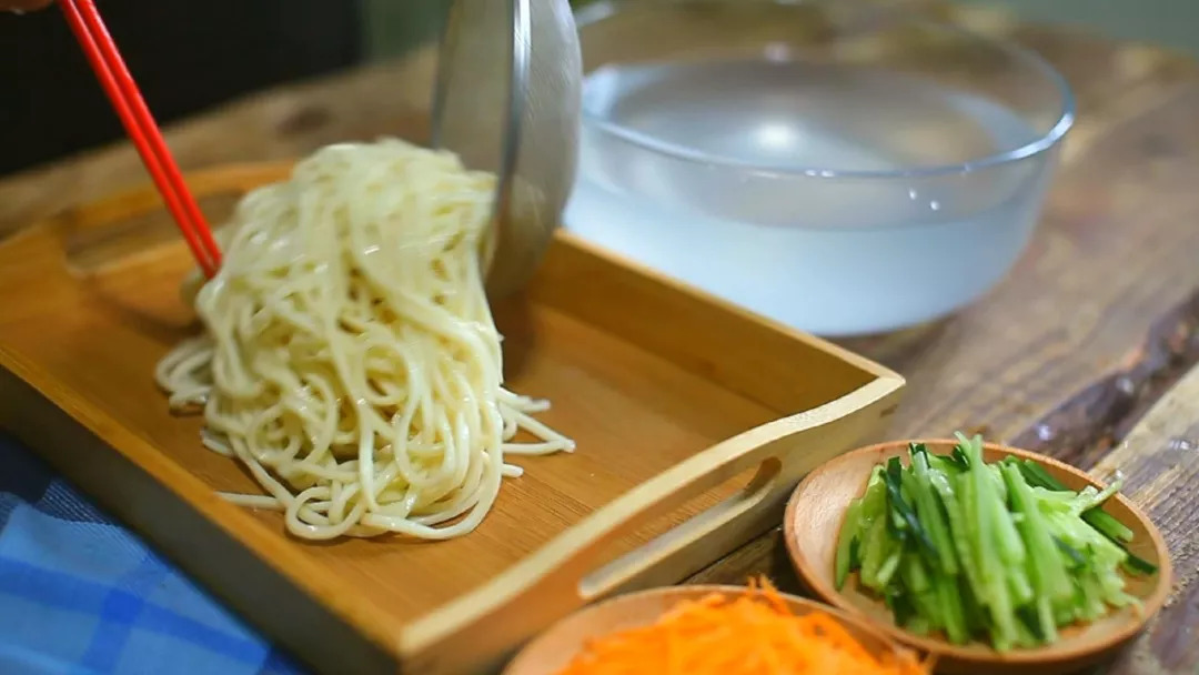 面馆鲜面条怎么煮不粘连又劲道,煮面条时牢记3点面条爽滑又筋道