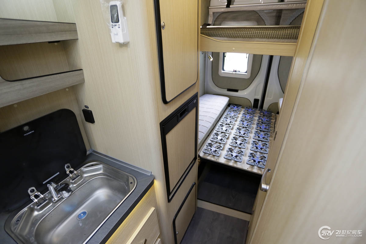 25万大通v90七座,大通v90自动挡5.95米长轴高顶房车